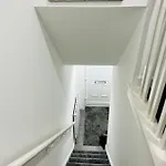 Beautiful And Homely 3 Bed House With Free Parking So Close To Man And Centre