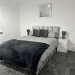 Beautiful And Homely 3 Bed House With Free Parking So Close To Man And Centre *