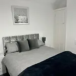 Beautiful And Homely 3 Bed House With Free Parking So Close To Man And Centre