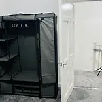 Beautiful And Homely 3 Bed House With Free Parking So Close To Man And Centre *