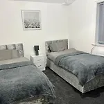 Lejlighed Beautiful And Homely 3 Bed House With Free Parking So Close To Man And Centre *
