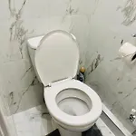 Beautiful And Homely 3 Bed House With Free Parking So Close To Man And Centre Apartment