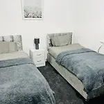 Apartment Beautiful And Homely 3 Bed House With Free Parking So Close To Man And Centre *