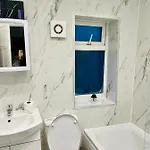 Beautiful And Homely 3 Bed House With Free Parking So Close To Man And Centre