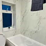 Beautiful And Homely 3 Bed House With Free Parking So Close To Man And Centre *