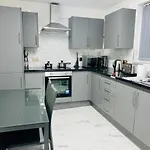 Apartment Beautiful And Homely 3 Bed House With Free Parking So Close To Man And Centre