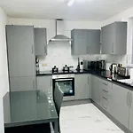 Beautiful And Homely 3 Bed House With Free Parking So Close To Man And Centre Manchester