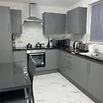 Beautiful And Homely 3 Bed House With Free Parking So Close To Man And Centre