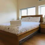 3-bedroom House - Car Parking - Air Conditioning Manchester