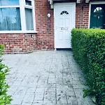 Beautiful And Homely 3 Bed House With Free Parking So Close To Man And Centre