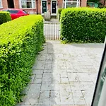 Beautiful And Homely 3 Bed House With Free Parking So Close To Man And Centre