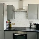 Beautiful And Homely 3 Bed House With Free Parking So Close To Man And Centre Apartment