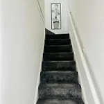 Beautiful And Homely 3 Bed House With Free Parking So Close To Man And Centre