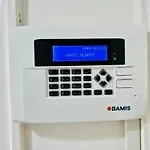 Beautiful And Homely 3 Bed House With Free Parking So Close To Man And Centre