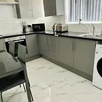 Beautiful And Homely 3 Bed House With Free Parking So Close To Man And Centre