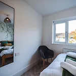 Luxurious 3 Bed Home, Free Parking *