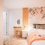 Luxurious 3 Bed Home, Free Parking *