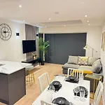 Stylish 4bd - Coop Live - Etihad - Parking - Ev Prázdninový dům *