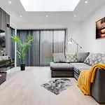 Prázdninový dům Stylish 4bd - Coop Live - Etihad - Parking - Ev