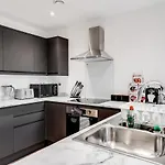 Stylish 4bd - Coop Live - Etihad - Parking - Ev