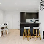 Prázdninový dům Stylish 4bd - Coop Live - Etihad - Parking - Ev