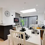 Prázdninový dům Stylish 4bd - Coop Live - Etihad - Parking - Ev *