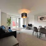 Free Parking - Lovely 2-br Flat Near Salford Royal *