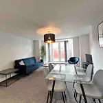 Free Parking - Lovely 2-br Flat Near Salford Royal * Манчестер