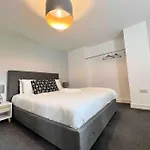Free Parking - Lovely 2-br Flat Near Salford Royal *