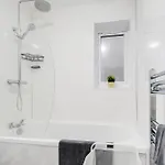 Dazzling & Modern 4bd - Coop Live - Etihad - Parking