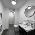Free Parking - Lovely 2-br Flat Near Salford Royal
