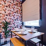 بيت للعطل Salford Sanctuary 5 Bed House *