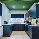 Salford Sanctuary 5 Bed House بيت للعطل *