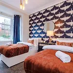 Salford Sanctuary 5 Bed House بيت للعطل *