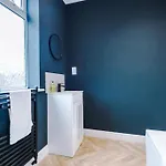 بيت للعطل Salford Sanctuary 5 Bed House *