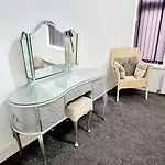 Gorgeous Stylish Cheri Victorian House In Манчестер