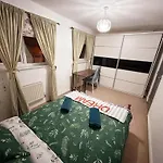 Maison d'hôtes Queens Rooms, A Perfect Stay, Next To Shopping Parks And Central *
