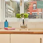 Big Contractor House With 6 Beds & Free Parking By Purestay - 7 Night Min!