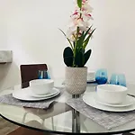 Homestay Modern, Stylish And Central