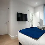Luxury 6-bed Near Centre, Sleeps 12 Plus- Cinema Room, Games Room, 5 Bathrooms & Driveway For Multiple Cars *