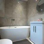Luxury 6 Bed Near Centre With Cinema & Games 5 Bathrooms *