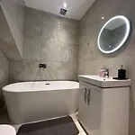 Luxury 6 Bed Near Centre With Cinema & Games 5 Bathrooms Вилла