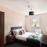 Modern & Bright 2 Bed In