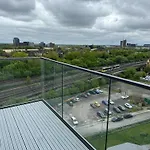 Penthouse Height Flat, View Balcony, Quiet, Free Wifi, Gym & Minimalistic Apartment