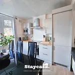 Inviting Serene Abode Large Driveway Sleeps 12 펜션 *