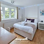 Inviting Serene Abode Large Driveway Sleeps 12 펜션