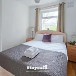 Inviting Serene Abode Large Driveway Sleeps 12 펜션 맨체스터