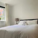 Modern, Stylish And Central Homestay Manchester