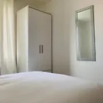 Homestay Modern, Stylish And Central