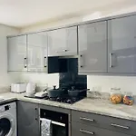 Homestay Modern, Stylish And Central